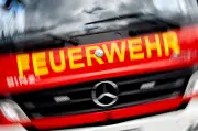 Brand in Bremer Lagerhalle: Einsturzgefahr erschwert Löscharbeiten