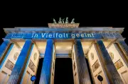 Brandenburger Tor leuchtet am Europatag in EU-Farben Blau