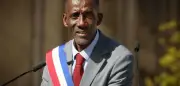 Bürgermeister von Saint-Denis: Macron-Porträt in der Ecke sorgt für Ärger