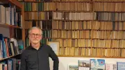 Buchhändler in Warnemünde hütet seltene DDR-Schatzsammlung