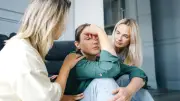 Dauerlächeln gefährdet Gesundheit: Expertin warnt vor toxischer Positivität