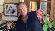 David Hasselhoff: Mit Blumen und Bowie zurück ins Leben nach Gehhilfe