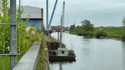DDR-Relikt: Boizenburg entfernt Schwimmkran aus dem Hafen