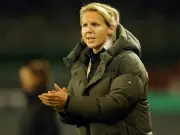 DFB verkabelt Trainerin: Kromp mit Mikro an der Seitenlinie