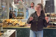 DJ Baguette: Franzose verwandelt Bäckereien in Discos