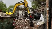 Drei Monate nach Feuer-Drama: Abriss von abgebranntem Reetdachhaus in Hanshagen