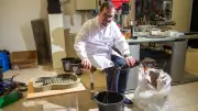 E-Gitarre aus Bier und Beton: Deutscher Ingenieur baut „1516 Brewcaster“