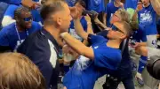 Edin Dzeko feiert Schalke-Aufstieg in der Kabine ausgelassen
