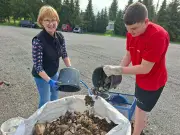 Ehrenamtliche befreien Schraplauer Fußballplatz von Steinen