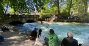 Eisbach-Welle zurück: Surfen in München wieder möglich