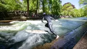 Eisbachwelle in München offiziell wieder freigegeben