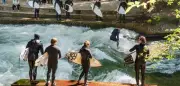 Eisbachwelle in München wieder freigegeben – Surfen mit neuen Regeln