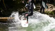 Eisbachwelle in München zurück: Surfer trotzen Verbot