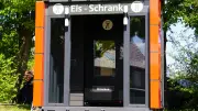 Eisgenuss rund um die Uhr: Familienbetrieb stellt Mega-Kühltruhe in Thandorf auf