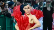 ESC-Opening: Sarah Engels glänzt in Flammenkleid – 12 Punkte von uns!
