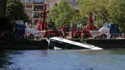 Fahrschul-Bus stürzt in Seine bei Paris – vier Insassen gerettet