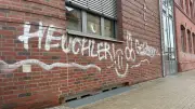 Fassade der Freien Schule Anhalt in Köthen mit Parolen besprüht