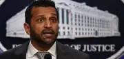 FBI-Chef Kash Patel verschenkt Whiskey-Flaschen mit Behördenlogo