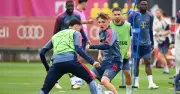 FC Bayern: Lennart Karl im Abschlusstraining vor PSG-Duell