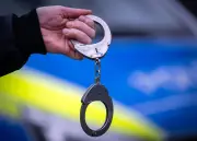 Festnahme nach Gaststättenbrand: Hitler-Büsten sichergestellt