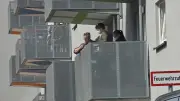 Frau stürzt bei Flucht vor Vergewaltigern vom Balkon