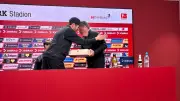 Freiburg schenkt Wolfsburgs Trainer Hecking Wein nach 450. Bundesliga-Spiel