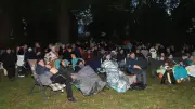 Freilichtkino in Sommersdorf: Gemeinschaft trotzt Kälte und feiert Lachen