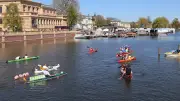 Friedensdemo auf dem Wasser: Aktivisten umrunden Schlossinsel mit Booten