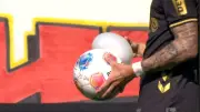 Fußball platzt bei Doppeltritt zweier Spieler in der Bundesliga