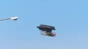 Gelähmter Papagei fliegt mit Drohne auf den Philippinen