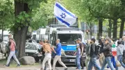 Gericht zwingt Polizei: Demo gegen Hass-Camp auf Deportations-Gedenkort schützen