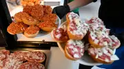Gesundheitsamt belehrt Ehrenamtliche: Mettbrötchen und Stockbrot im Visier
