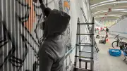 Graffiti-Künstler verwandeln Bahnhof in Open-Air Galerie in Rostock