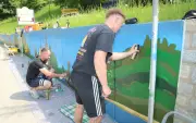Graffiti-Künstler verwandeln graue Mauer in Almrich in Kunstwerk