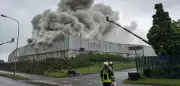 Großbrand am Krefelder Hafen: Feuerwehr löscht 700 Tonnen Metallschrott