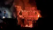 Großbrand in Beelitz: Gebäude nahe Waldgebiet in Vollbrand