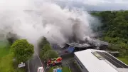 Großbrand in NRW: Feuerwehr kämpft gegen giftige Rauchwolken