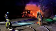 Großbrand in Retzow: Strohballen in Flammen – Feuerwehren im Großeinsatz