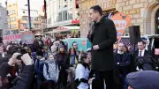 Halles OB Vogt gibt Autogrammkarten aus: Beliebtheit zeigt Wirkung