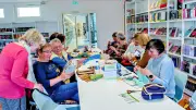 Handarbeit in der Bibliothek: Frauen treffen sich zum Stricken und Häkeln