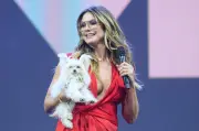 Heidi Klum bringt zur OMR ihren kleinen Hund Fritz mit