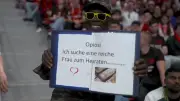 Heiratsantrag im Stadion: Dieser Fan wird zum Kultstar