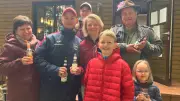 Herrentag im Regen: Familie folgt Schild zur Waldschänke