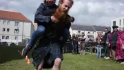 Herrentag in Prenzlau: Orgelbauer triumphiert bei Highland Games im Kilt