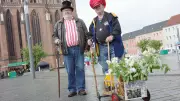 Herrentags-Tour begann am Grab: Prost auf den verstorbenen Freund