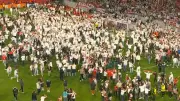 Historischer Triumph: Freiburg-Fans stürmen nach 3:1-Sieg das Spielfeld