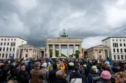 Hunderte demonstrieren am Vatertag gegen Gewalt in Berlin