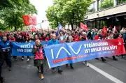 Hunderte protestieren gegen Stellenabbau bei IAV in Berlin