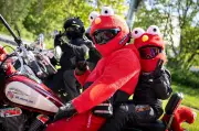 Intensivpfleger als Elmo auf dem Motorrad in Schwerin
