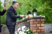 Israels Außenminister Saar gedenkt am Mahnmal „Gleis 17“ in Berlin